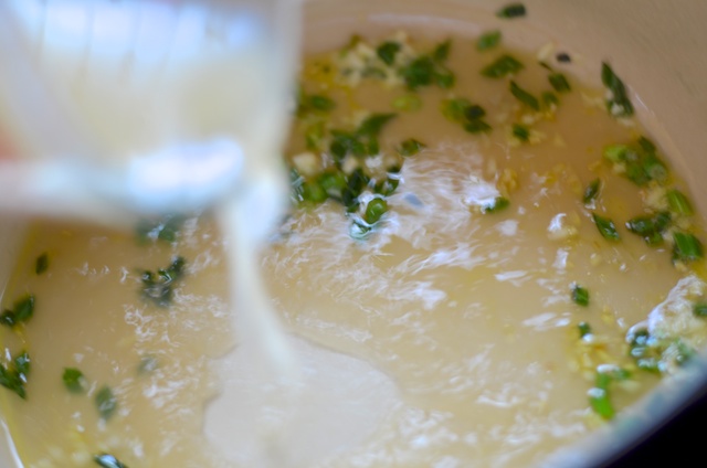 adding broth adding-broth-for-mussels-recipe